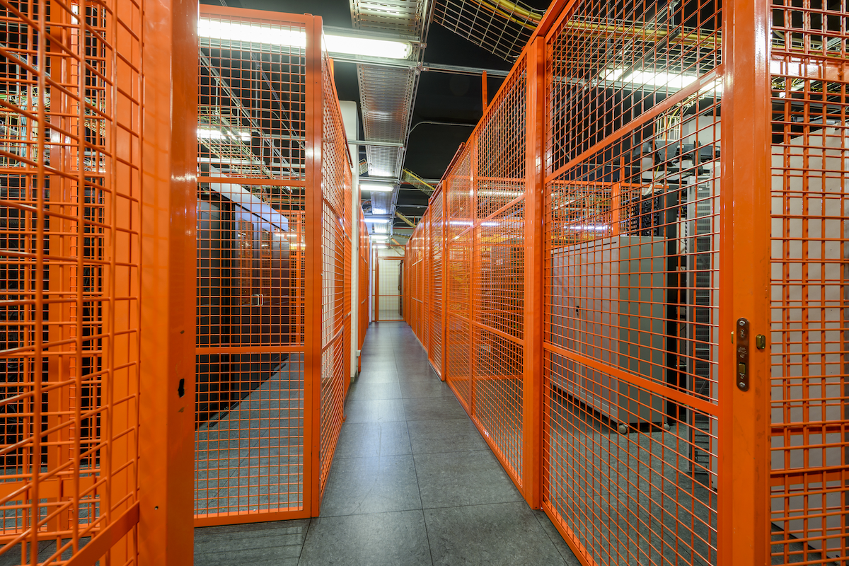 the-importance-of-mutual-understanding-between-it-and-facilities-part-6-specifying-cages-that-are-compatible-with-containment